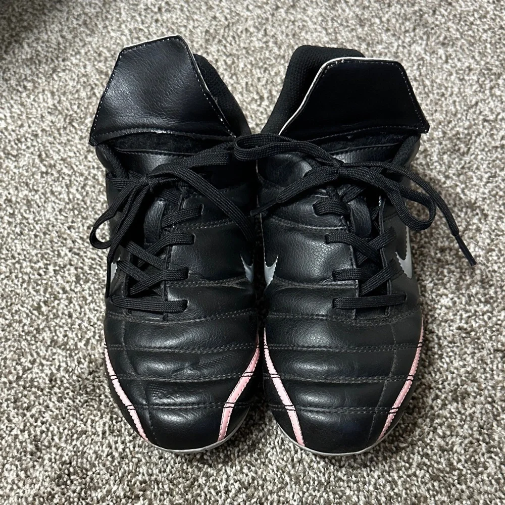 Nike Noventa Kids Black Sneakers with Pink Accents 3Y